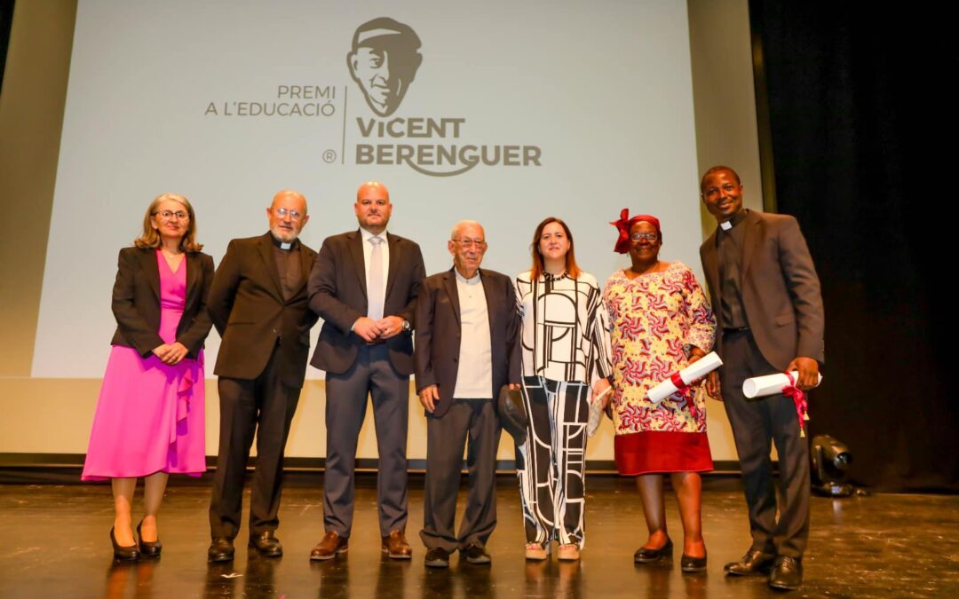 ÈXIT TOTAL EN LA GRAN GALA D’ENTREGA DEL I PREMI VICENT BERENGUER A L’EDUCACIÓ: Emotivitat i solidaritat van anar de la mà  (ÉXITO TOTAL EN LA GRAN GALA DE ENTREGA DEL I PREMI VICENT BERENGUER A L’EDUCACIÓ: Emotividad y solidaridad fueron de la mano)