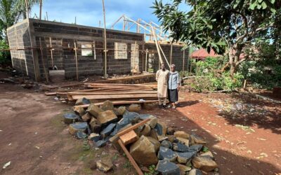 LA CONSTRUCCIÓN DE DOS AULAS COFINANCIADAS CON EL PREMIO DE LA «ASSOCIACIÓ VICENTE BERENGUER» EN EL COLEGIO DE BATCHMAN (CAMERUN) ENTRA EN SU RECTA FINAL